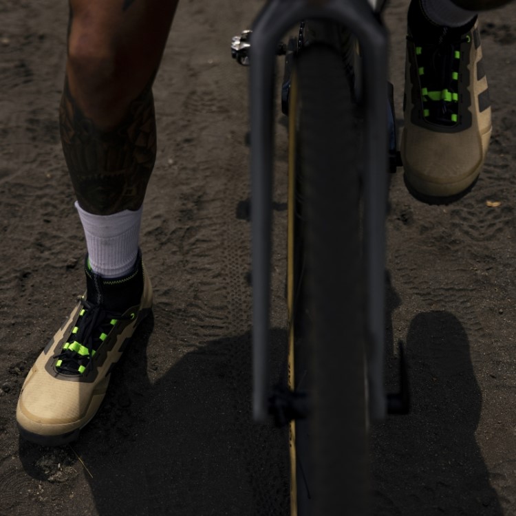 Tênis De Ciclismo Tom Bege Cascalho Adidas