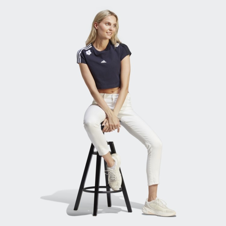 Camiseta Cropped Com As Três Listras Ink Adidas E Apliques De Flores Em Chenille