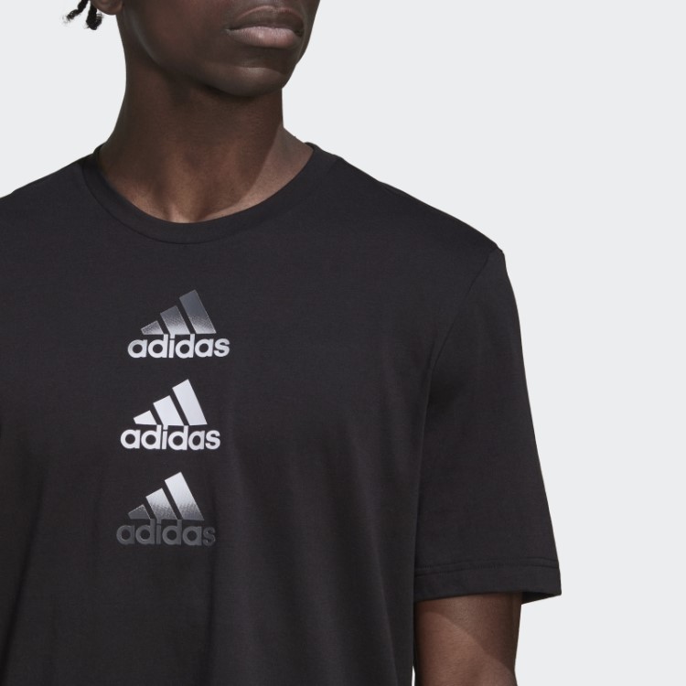 Camiseta Preta Adidas Com Logotipo Projetado Para Mover