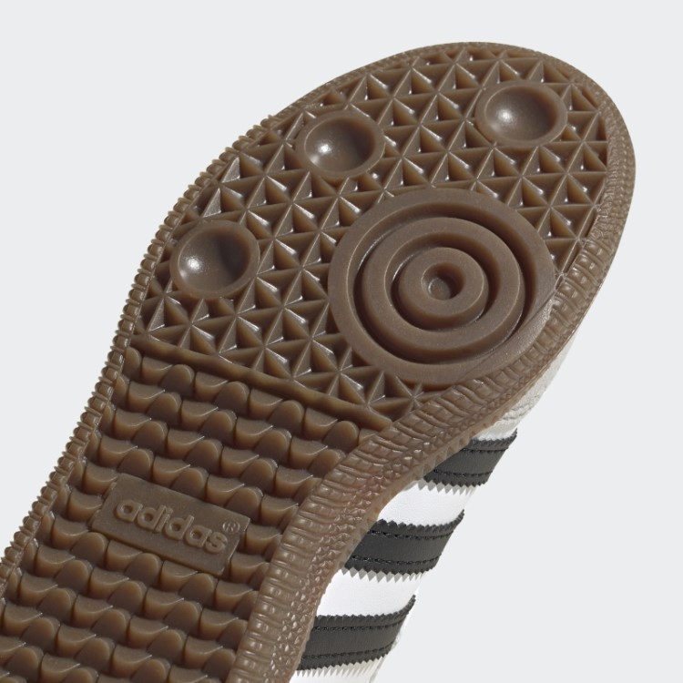 Chiclete Adidas Samba E Sapatos Quentes